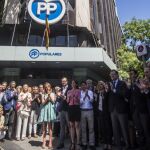 En la sede del PP en la calle Génova cuelga una pancarta de homenaje al edil de Ermua