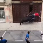 Captura del momento en que el toro embiste al hombre en Onteniente (Valencia) / YouTube
