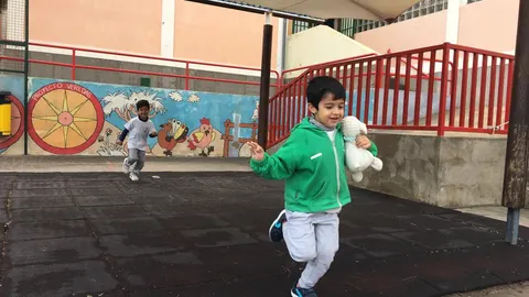 Román, con su inseparable muñeco