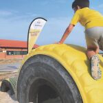 El parque de neumáticos reciclados donde los niños generan electricidad mientras juegan