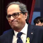 El presidente de la Generalitat, Quim Torra, entró en el hemiciclo portando un lazo amarillo. EFE/Toni Albir