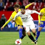 Éver Banega (d) y el centrocampista del Cádiz Sergio González durante el partido de vuelta de octavos de final de la Copa del Rey
