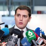 El líder de Ciudadanos atiende a los medios durante su visita a Fitur.