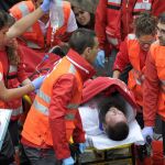 Efectivos de la Cruz Roja trasladan al corredor herido en su pierna izquierda por uno de los toros de Núñez del Cuvillo