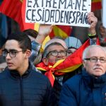 Algunos de los asistentes a la Toma de Granada con una pancarta alusiva a Vox. El PP repartió más de 4.000 banderas de España en el 527 aniversario de la conquista de la ciudad por los Reyes Católicos