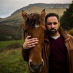 Abascal, junto a Green, con el que disfruta paseando por el valle de Ayala