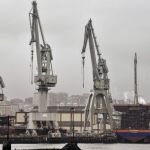 Las actividades humanas junto al mar causan un ruido que afecta a los peces. En la imagen, el astillero La Naval de Sestao