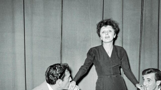 Aznavour (dcha.) junto a Édith Piaf, de la que fue amante, y el actor Eddie Constantine