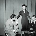 Aznavour (dcha.) junto a Édith Piaf, de la que fue amante, y el actor Eddie Constantine