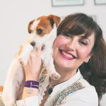 María José Montiel, con Maxi, su perrita Jack Russell de cuatro meses