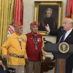 Donald Trump durante su encuentro con indígenas navajos que sirvieron al país en la Segunda Guerra Mundial.