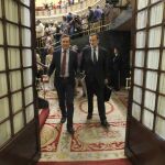 Mariano Rajoy, acompañado del portavoz del PP en el Congreso, Rafael Hernando, abandona el Congreso.