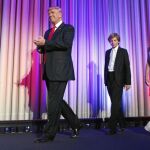 Donald Trump sale junto a su familia a celebrar la victoria electoral ante su entusiasmada parroquia