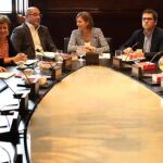 La presidenta del Parlament, Carme Forcadell (c) preside la Mesa del Parlament reunida para acordar el orden del día del próximo pleno.