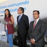 La directora general adjunta de la Fundación la Caixa, Elisa Durán; el director de CaixaBank en Andalucía Occidental, Rafael Herrador; y el director de CaixaForum Sevilla, Moisés Roiz
