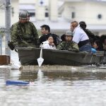Los servicios de rescate evacuan a los afectados. Foto: Ap
