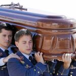 Varios compañeros del capitán Borja Aybar trasladan su féretro durante el funeral que tuvo lugar ayer en Albacete