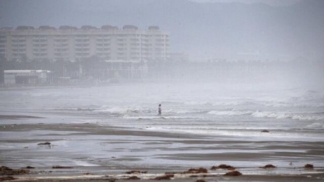 La playa de La Malvarrosa de Valencia durante el pasado temporal