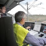 Archivo. El ministro de Fomento, Íñigo de la Serna, durante supervisa el estado de las infraestructuras del Corredor Mediterráneo en el tramo que discurre entre Valencia y Castellón
