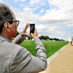 El president Quim Torra ayer fotografiando el escenario del festival donde participa Cataluña como invitada ante el Capitolio en Washington