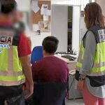 El individuo detenido por presuntos abusos sexuales a menores en Marbella, custodiado por agentes de la Policía Nacional