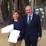 La Razón. La presidenta del PPCV, Isabel Bonig, muestra la enmienda a los Presupuestos que aumenta la inversión en transporte. A su lado, el portavoz del PP en el Ayuntamiento de Valencia, Eusebio Monzó