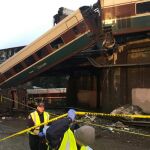 Imagen facilitada por el departamento del Sheriff del condado de Pierce que muestra a un tren Amtrack 501 tras descarrilar y caer sobre la autopista interestatal 5 cerca de Olympia, en el estado de Washington