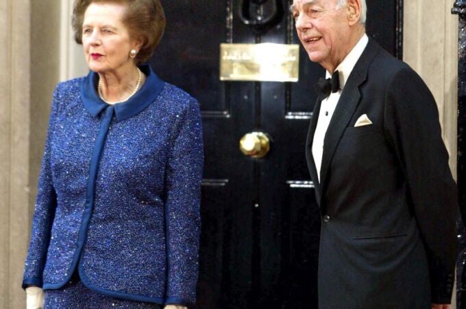 Margaret Thatcher, junto a su marido Sir Denis