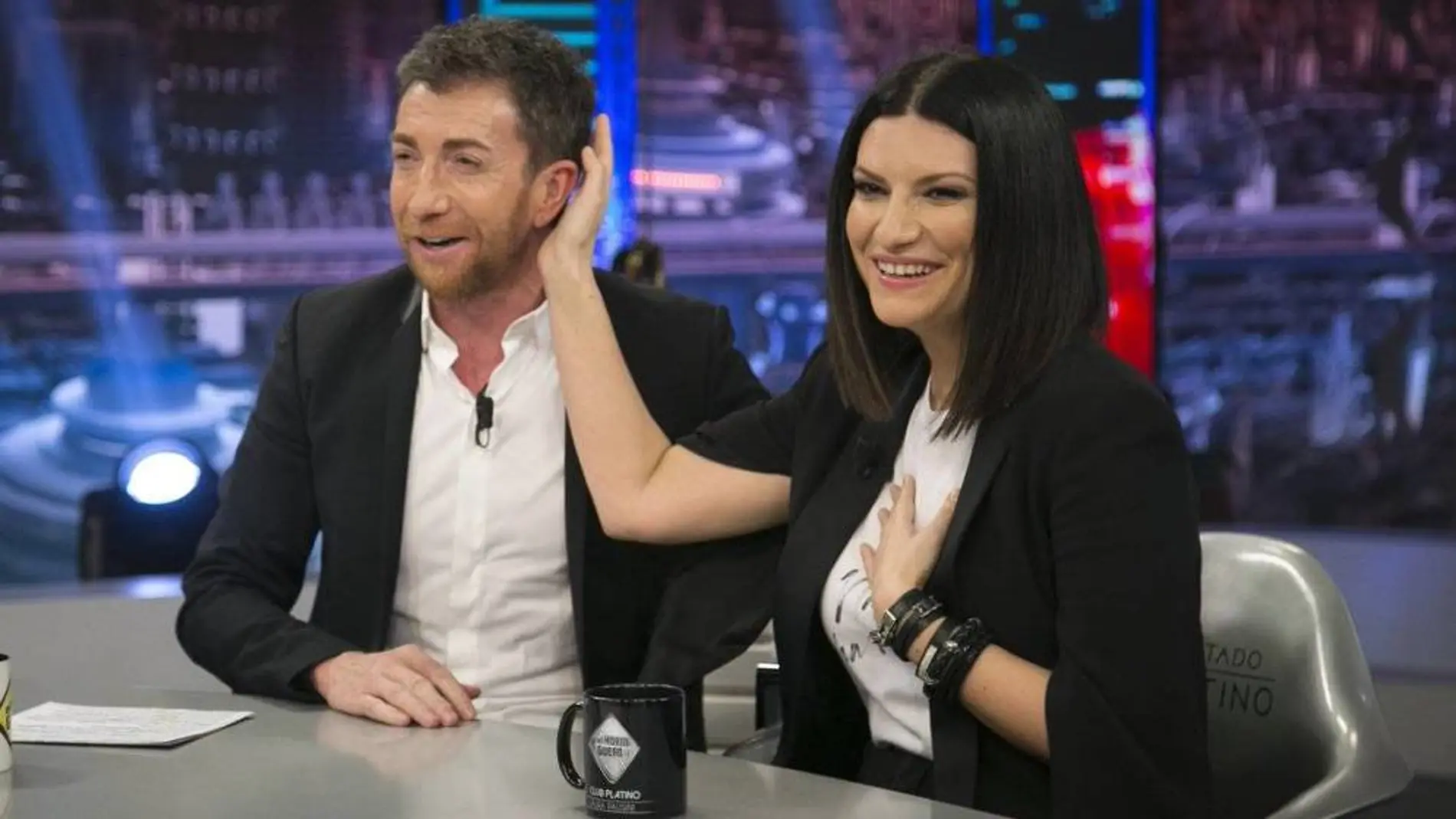 Laura Pausini coqueteó con Pablo Motos en «El Hormiguero»