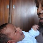 Historia de una madre que dio el pecho a su hijo adoptado