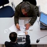 Un ciudadano realiza la declaración de la Renta