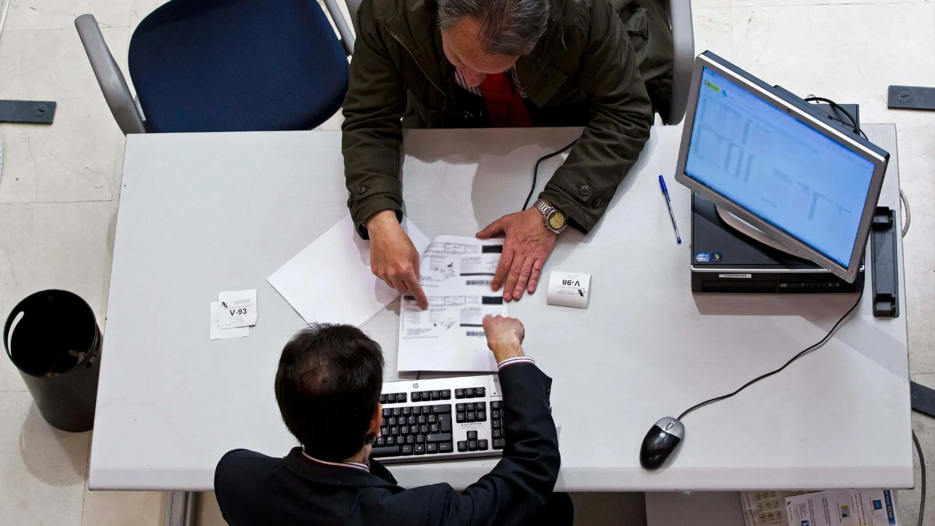Un ciudadano realiza la declaración de la Renta