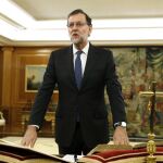 El reelegido presidente del Gobierno, Mariano Rajoy, jura el cargo ante el Rey.