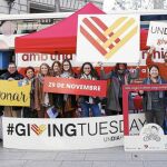 Un autocar para donar sangre participó ayer en el Giving Tuesday un movimiento solidario mundial que se celebra tras las jornadas consumistas del «Black Friday» o Ciber Monday para impulsar donaciones y voluntariado y en el que colaboran unas 300 entidades sociales, 200 de ellas de Cataluña