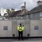 Un oficial de la policía británica permanece junto a una zona acordonada en una dirección en Londres como parte de la investigación sobre el ataque