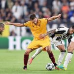 El jugador del Sevilla Franco Vazquez (ci) disputa el balón con Dani Alves (cd) del Juventus