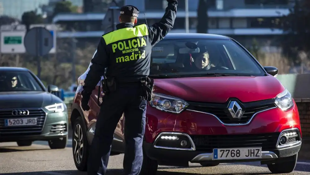 Controles de la Policia en los accesos de la ciudad para controlar las matriculas e impedir la entrada