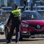 Controles de la Policia en los accesos de la ciudad para controlar las matriculas e impedir la entrada