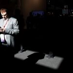 Un usuario consultando el móvil, en una imagen de archivo