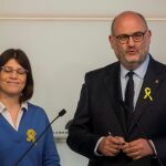 El portavoz adjunto de JxCat, Eduard Pujol y la diputada de la formación, Gemma Geis, valoran la actualidad política durante la rueda de prensa que han ofrecido en el Parlament