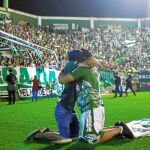 Lágrimas de dolor en Chapecó. A la hora del partido que nunca pudo jugarse, los hinchas del equipo brasileño se concentraron en su estadio