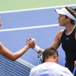 Muguruza saluda a Pliskova al finalizar el encuentro