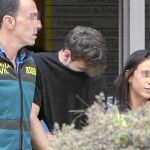 El descuartizador confeso con agentes de la Guardia Civil, el día de su detención