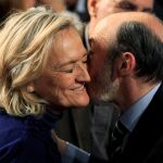 Pérez Rubalcaba besa a su mujer, Pilar Goya, durante el congreso socialista de 2012/Reuters