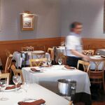 El camarón es el plato estrella de Burela en octubre. A la derecha, una de las salas