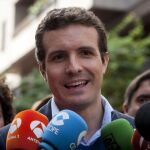 El vicesecretario de comunicación del PP, Pablo Casado, insta a los socialistas a que resuelvan cuanto antes sus problemas