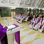 El Papa Francisco, ayer, mientras oficiaba una misa en la Casa Santa Marta