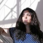 Beatriz Yubero, ayer en la entrada de la redacción de LA RAZÓN. «Entraron en mi casa sin orden de registro y me negaron la presencia de un abogado». «Me preguntaron si tenía contacto con el clérigo Gülen o con sus seguidores», dice Yubero