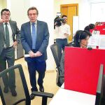 El consejero José Antonio de Santiago-Juárez visita una de las 219 oficinas de asesoramiento que ofrece la Junta de Castilla y León.