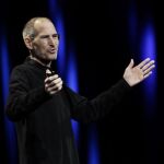Steve Jobs, con su característico atuendo de jersey de cuello alto y vaqueros, en una presentación de la compañía